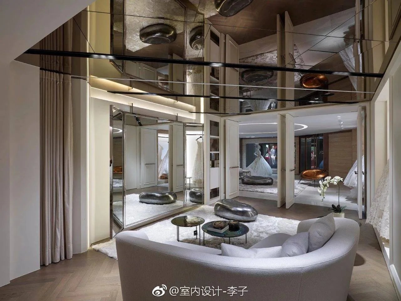 【婚纱工作室装修案例】本案把空间直向且有层次的划为三等份,穿...