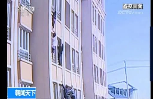 短袖哥勇救男童详情过程画面：正所谓远亲不如近邻