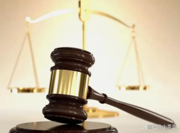 空姐飞机洗手间穿内衣自拍发朋友圈被开除，法院：航空公司没错，你赞同吗？