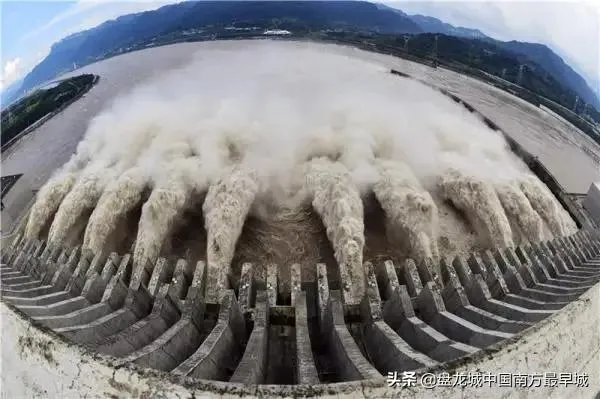 三峡大坝建库以来最大洪峰,首次11孔泄洪,对下游有影响吗?