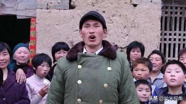 大衣哥朱之文这几年频繁被村里人骚扰，他为啥不搬到城里去住呢？