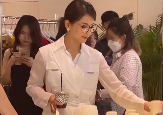 刘涛离婚风波后被偶遇，身形消瘦宛如纸片人，你怎么看？