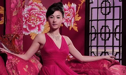 张柏芝晒13岁儿子八块腹肌照,她儿子究竟有多自律?