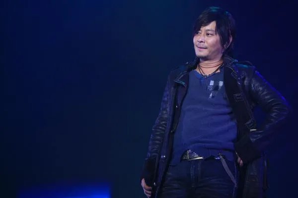 “我只能偷偷爱上你”是哪首歌？