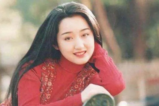 一场恋爱毁掉一代玉女歌手,“甜歌天后”杨钰莹为何令人惋惜?