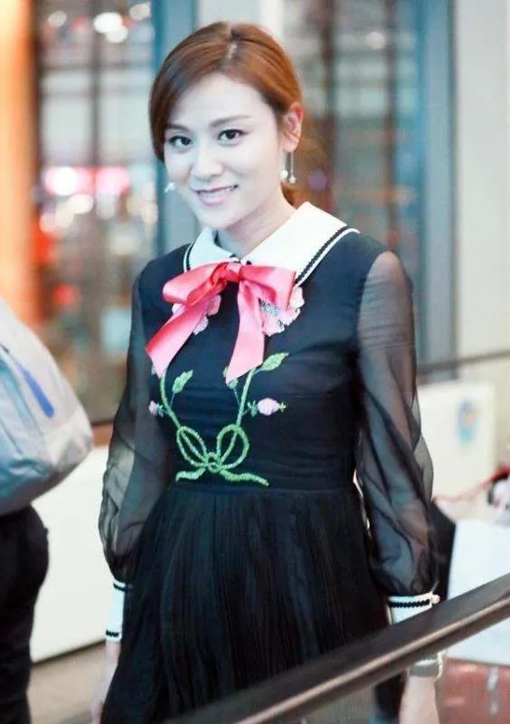 田亮老婆叶一茜又美出圈了,穿黑色纱裙现“赫本式优雅”她的气质如何?