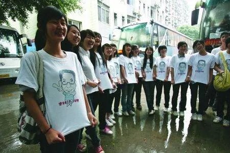 和学生打水仗遭群殴的班主任回应,这样对高考有何帮助?