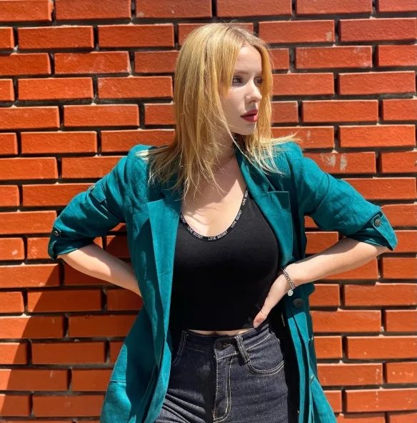 举手投足间风情万种！优雅妩媚的法国女主播Caroline