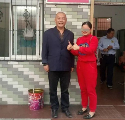 女子数万元婚饰忘公交上 司机拾金不昧获美女熊抱!