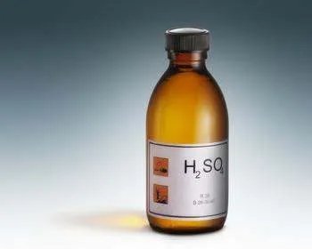 医院确认男生向女生泼洒的是硫酸,硫酸不小心弄手上后如何处理?