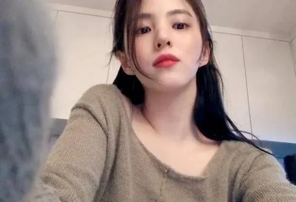 韩素希受伤后首次公开亮相,穿吊带裙比心,如何确保演员们的人身安全?