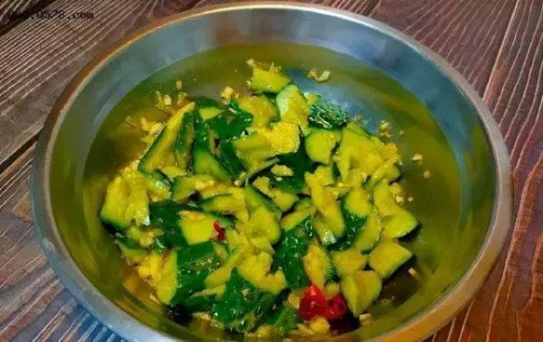卖“拍黄瓜”竟被罚5000元!多家餐馆遭查,这么处罚有必要吗?