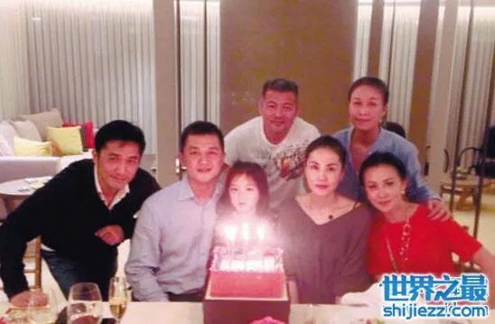 王菲李亚鹏女儿李嫣照片,天生唇腭裂却自信可爱