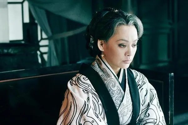 秦昭襄王想要杀掉戎狄王,为什么还要向芈八子请示很多次?