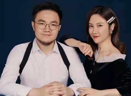 巴图晒老婆素颜照,曾因街头吸烟被批,他们私下是如何相处的?