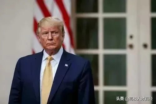 美国记者灵魂质问: 死亡人数超越战, 你凭啥连任? 特朗普一句话回应绝了，你怎么看？