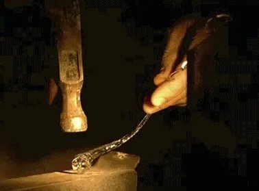 子弹都打不碎的“鲁珀特之泪”为何一捏尾部就碎了？