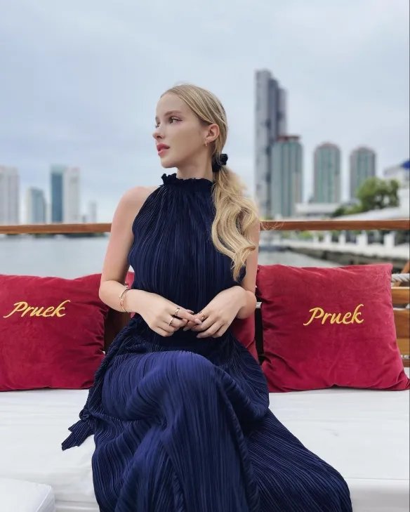 举手投足间风情万种！优雅妩媚的法国女主播Caroline