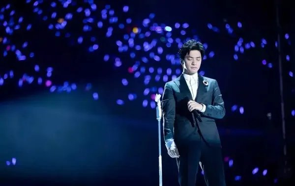 视听盛宴!回顾李健线上演唱会高光舞台,哪一瞬间最动人?