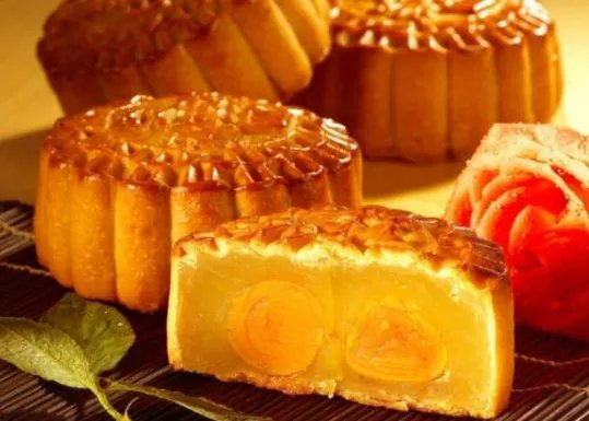 老外用胡辣汤泡月饼,你还知道月饼的哪些新奇吃法?