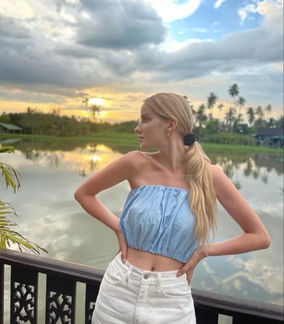 举手投足间风情万种！优雅妩媚的法国女主播Caroline