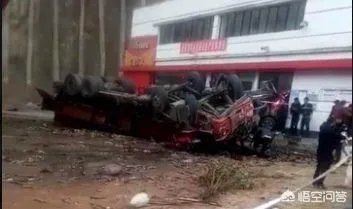 云南盐津发生交通事故,造成5人遇难8人受伤,几吨鱼从天而降是怎么回事?