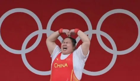 绝对优势摘金后,举重冠军李雯雯乐了,她说了什么?