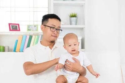 半月的宝宝吐奶怎么回事