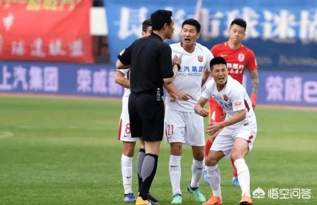 上港客场挑战长春亚泰,武磊面对裁判抱怨,情绪激动,你怎么看?影响上港赛季成绩吗?