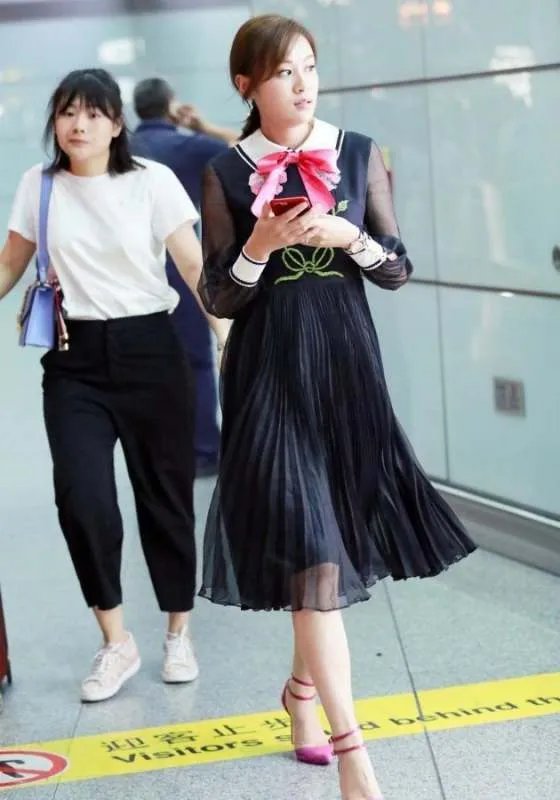 田亮老婆叶一茜又美出圈了,穿黑色纱裙现“赫本式优雅”她的气质如何?
