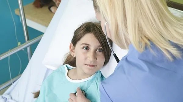 罕见病女孩用筷子打字激励病友 鼓励病友不要放弃希望