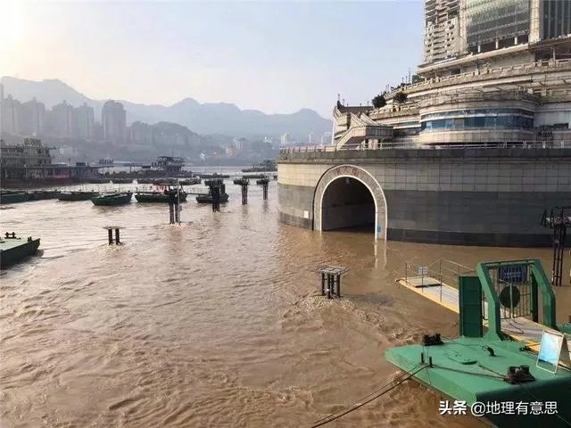 三峡大坝建库以来最大洪峰,首次11孔泄洪,对下游有影响吗?